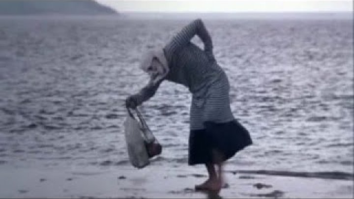 Бежит по воде. Прикол бабушка бежит по воде. Бабка скачет по воде с авоськами. Гифка бабка бежит по воде. Бабка бежит по лужам.