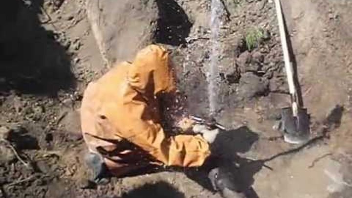 Незаконная врезка газа. Седловой отвод монтаж. Крот для врезки в трубу нефтепровода видео. Специальная седелка «polypicage». Врезка в газопровод под давлением.