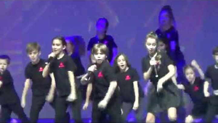 Детский хор великан за мечтой текст. Песня за мечтой хор великан. Великаны за мечтой слушать. Ты мой ангел мама детский хор великан. Дореми детский хор великан.