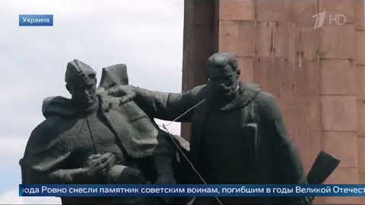 В центре города Ровно снесли памятник советским воинам, погибшим в г ...