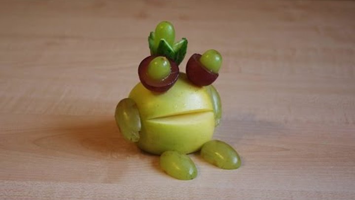 Лягушка из яблока, винограда и огурца. Поделки из овощей и фруктов.  ...