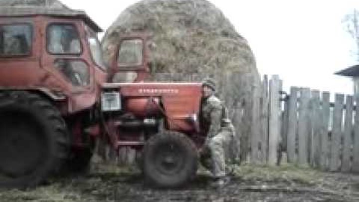 Мужчина на тракторе. Приподнятый трактор. Поднять трактор. Поднятие трактора человек. Поднять трактор.