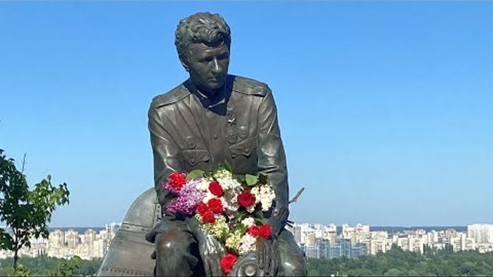 Киев, 09.05.24. День Победы. Парк Славы. Легендарный Маэстро, весь в ...