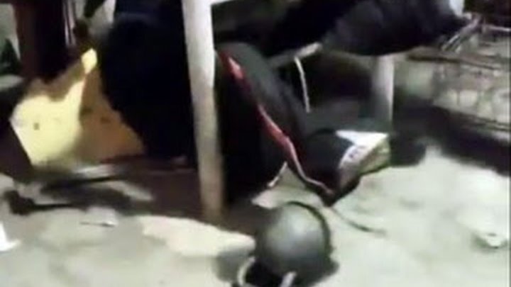 Подъем гири. Накачались с гирей. Гиревой спорт гиф. Упал с гирей. Упал с гирей.