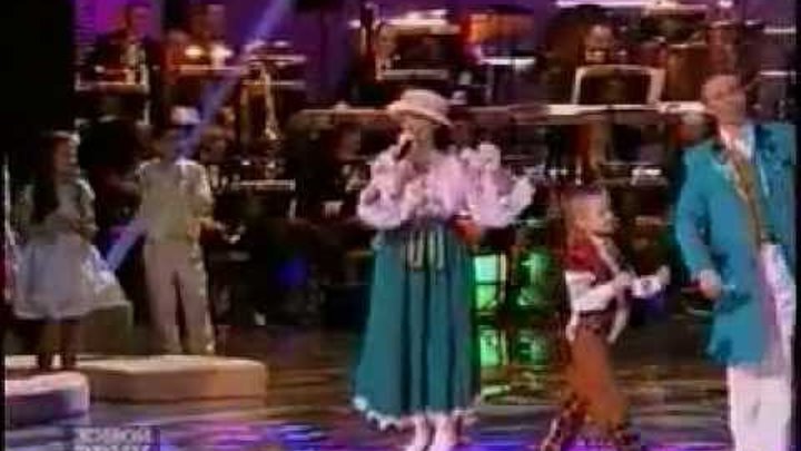 ребенок с микрофоном. я пою 2. я пою. я пою 2. дети поют.