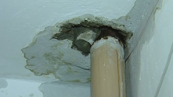 Плесень на потолке. Конденсат на трубах холодной воды в ванной. Конденсат в ванне. Конденсат в ванне. Протечки потолка в ванной.