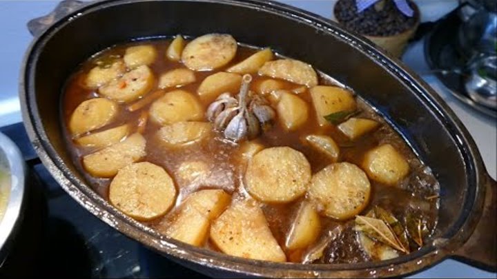 Заяц в казане с картошкой. Заяц с картошкой в казане. картофель тушеный с кроликом в казане на костре. жарка зайца в мультиварке. блюдо фальшивый заяц.