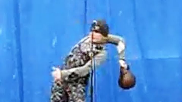 Сальто с гирями. Упал с гирей. Тренировка с гирями. Гиря (спорт). Упал с гирей.