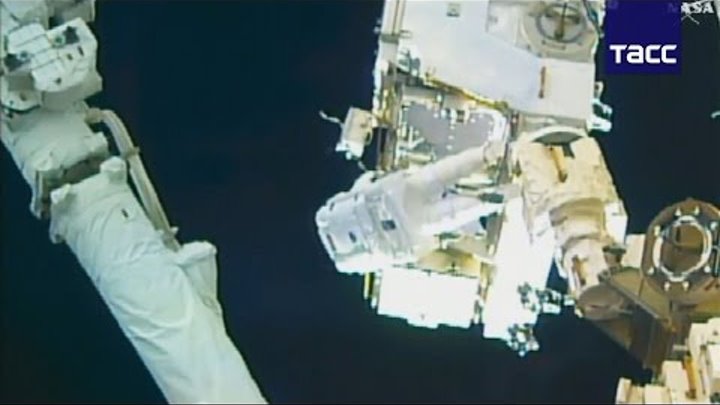 Члены экипажа МКС совершили первый в году выход в открытый космос