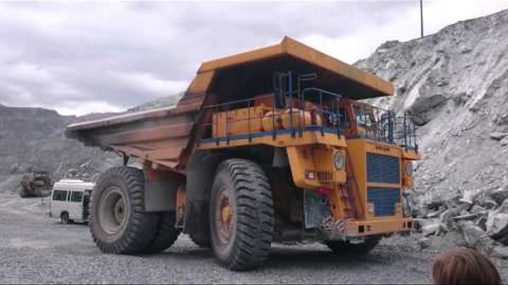 Russia - Super machines in asbestos pit / Супер машины в карьере асбеста