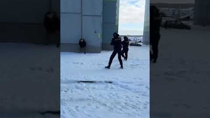 Полиция зимой. Задержание с ножом. Полиция задержала пьяного на улице. Задержание с ножом. Перестрелка с полицией боевик.