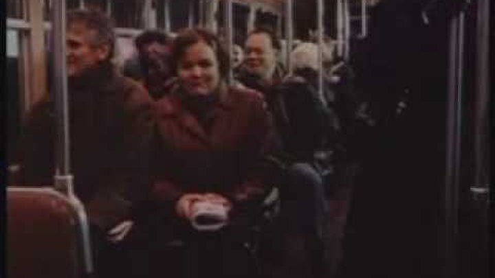 мужик смеется в метро. странная мода в метро. богиня в метро видео. смеется в метро. модники питерского метро просвещения.