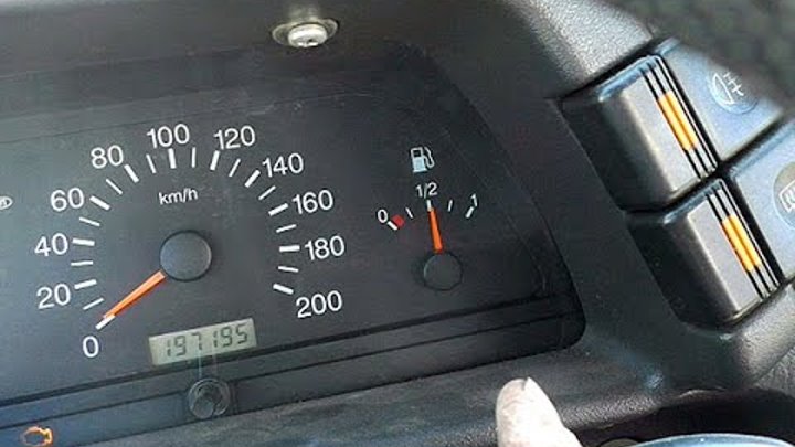 Стрелка ваз 2114 бензина. Стрелка бензина ваз. Стрелка бензина на 0 ваз 2114. Стрелка топлива ваз 2110. Прибор уровня топлива в катере тенк.