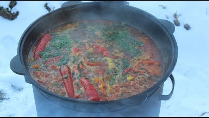 Шурпа в казане на костре