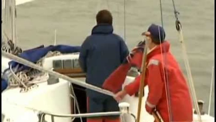 Пугачева на яхте под украинскую песню. Мужчина управляет яхтой. Девушка на яхте управляет парусом. Прописка на яхте.