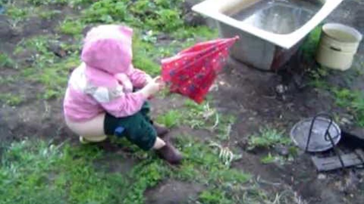Какать на огороде. Мужик на даче. Высаживание ребенка на природе. Девочка в деревне в огороде. Кошка на даче.