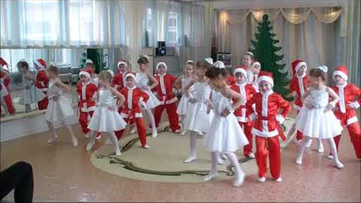 Jingle bells танец. Merry christmas костюмы дети. Танец санты в детском саду. Танец на новый год. Танец санта клаусов.
