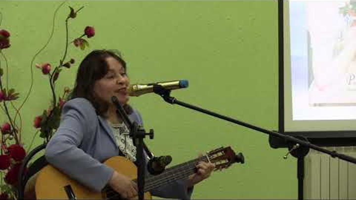 Поэтесса Наталья Ушакова спела песню о своей давней любви под гитару