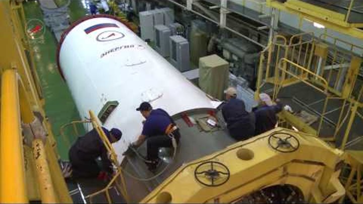 ТГК "Прогресс МС-04". Накатка головного обтекателя
