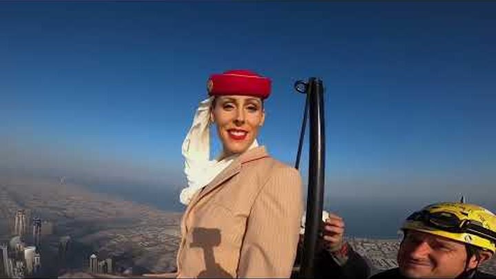 Стюардесса авиакомпании Emirates Airlines на вершине Бурдж-Халифа