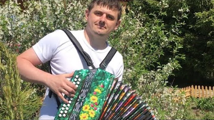 Дети поют в поезде мимо этой вишни