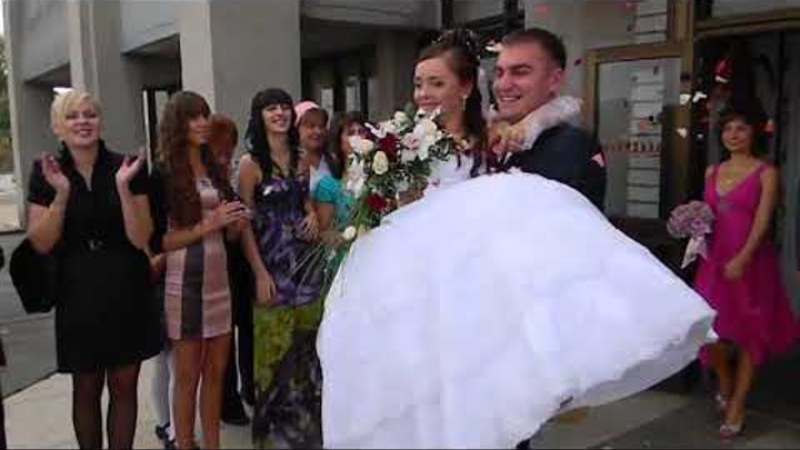 Жених держит невесту.