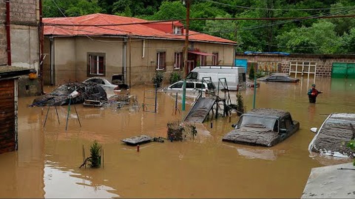 Армения терпит сокрушительное наводнение. Число жертв увеличилось до ...