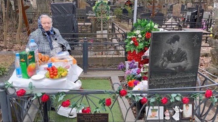 мама Юры Барабаша (Петлюра) в день памяти на могиле сына / Хованское ...