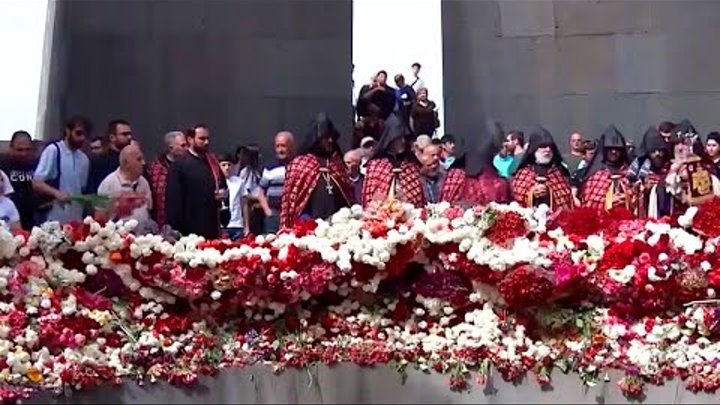 Нескончаемый поток людей идет к мемориалу жертв Геноцида 1915 года в ...