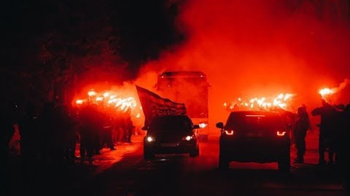 Фанаты «Зенита» огненно встретили свою команду перед матчем.
