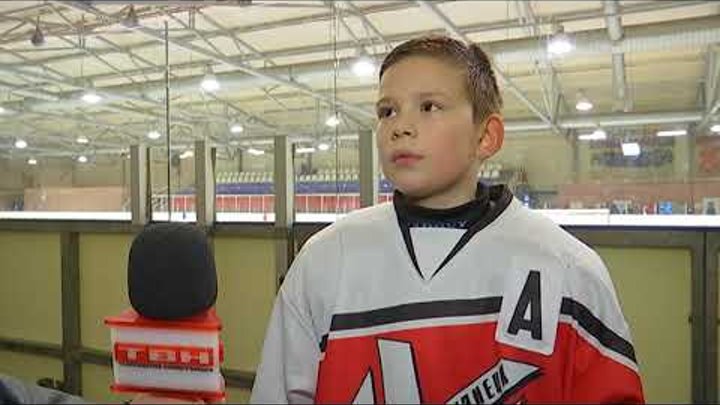 Металлург 2009 новокузнецк. Металлург 2009. Хоккей без границ на типанова. Сокол 19. Логотип металлург новокузнецк хоккей.