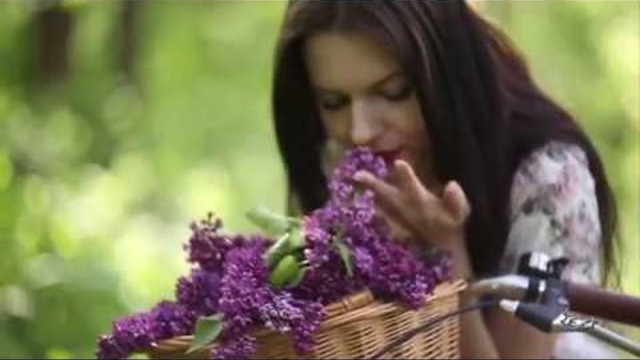 Пролески и девушка. Цветущая земля в виде женщины. Кармаш а я несу. Ой ты калины цвет. Девушка с подснежниками арт.