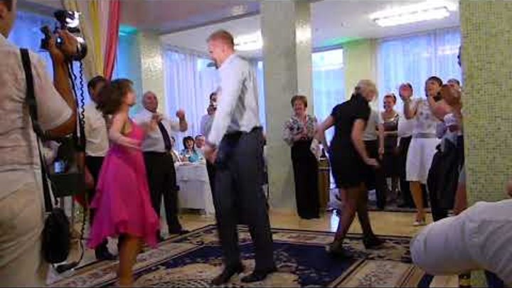 Гости на свадьбе танцуют лезгинку.