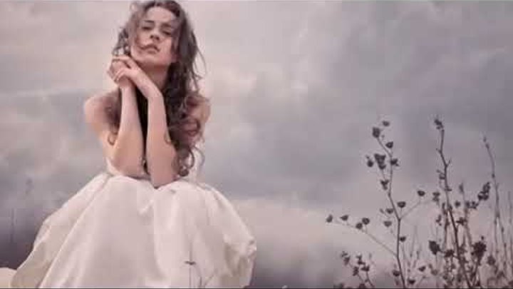 Ах эта женщина в окне. Ах тучи в голубом. Ах эта женщина песня слушать. Ах эта женщина песня слушать. В шумном зале ресторана.