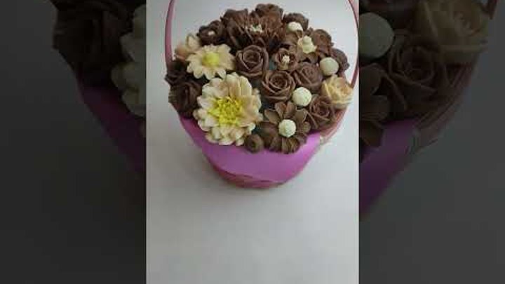 Шоколадные цветы в корзине