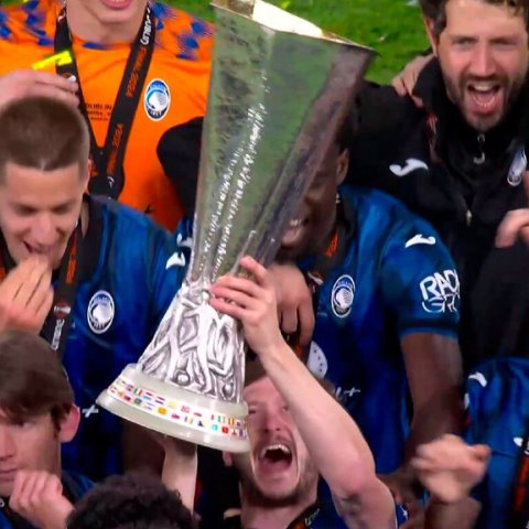 футболисты поднимают кубок Лиги Европы