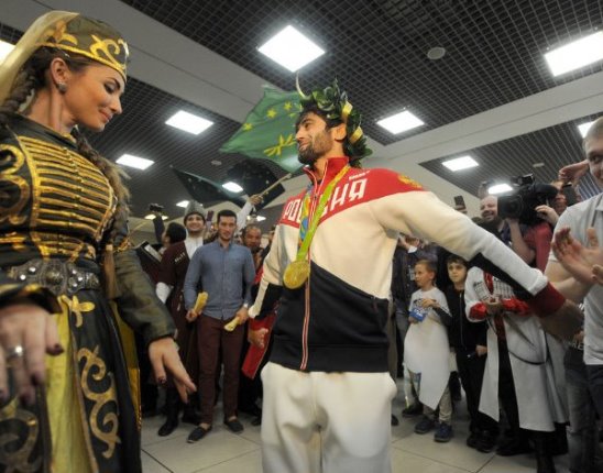 Олимпийский чемпион Беслан Мудранов танцует лезгинку в аэропорту Шереметьево по дороге из Рио в Армавир