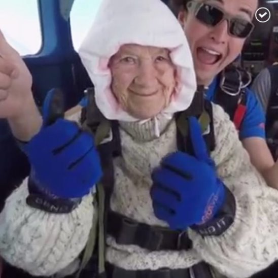 102-летняя бабушка прыгнула с парашютом ради благотворительности