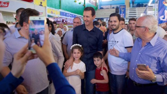 Мосфильм представялет: Тиран Асад заставляет людей улыбаться и жать ему руку под страхом смерти!