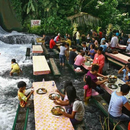 Удивительный ресторан в водопаде на Филиппинах