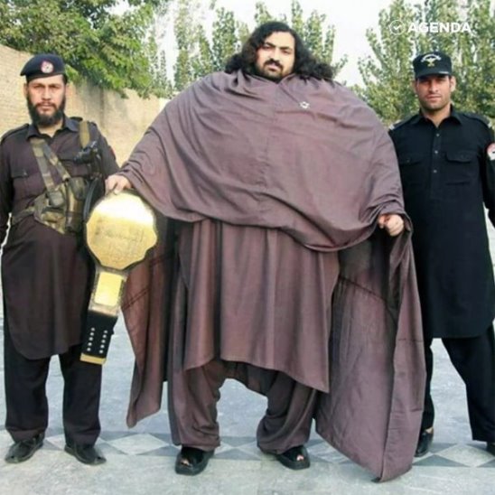Огромный пакистанский человек-скала