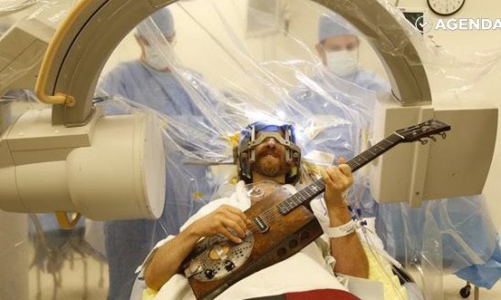 Мужчина сыграл на гитаре, пока его оперировали врачи. Причина поразит вас