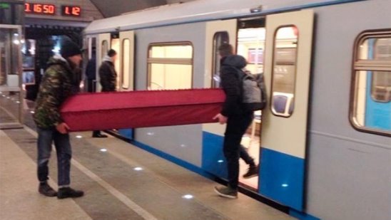 Перевозят гроб в Московском метро.