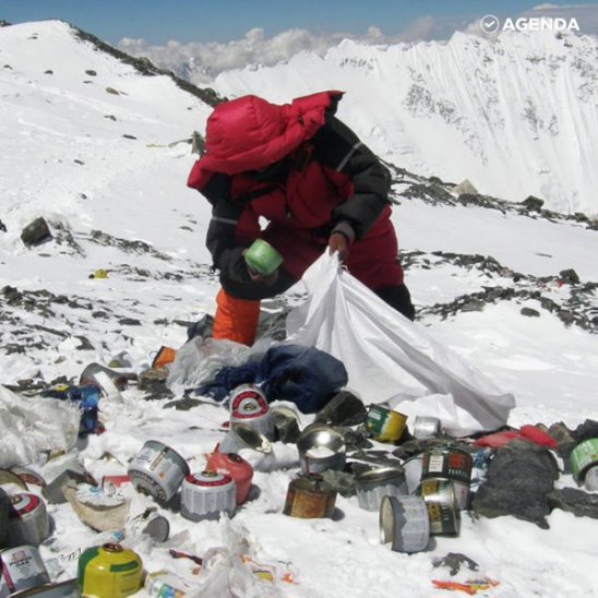 11 тонн мусора убрали с Эвереста