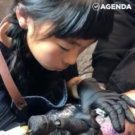 9-летняя татуировщица