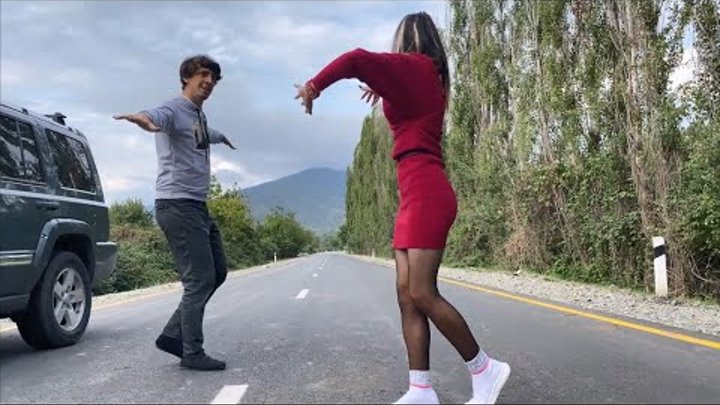 Девушки танцуют лезгинку видео. Девушка танцует лезгинку. Девушка танцует на дороге. Лезгинка парень и девушка. Девушка танцует лезгинку на дороге.