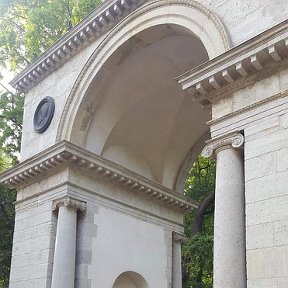 Фотография "Александровские ворота (1817 года) у входа в сад Виестура в Риге. 23.07.2022"