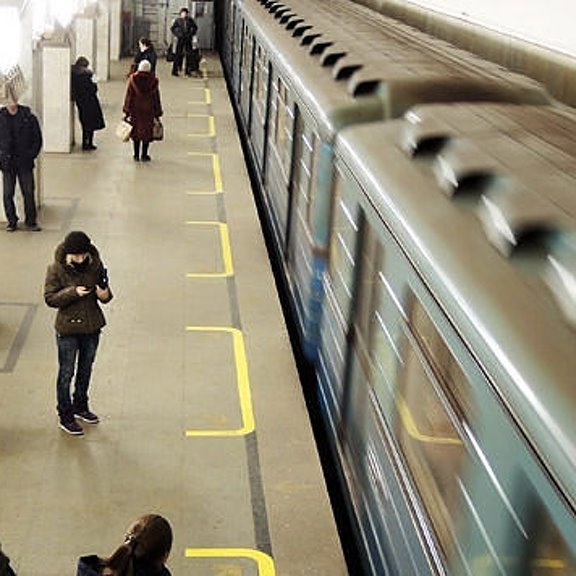 Туалет в метро. Указатели в метро москвы. Люди заходят в метро. Выйти из метро войти в метро. Люди едут в метро.