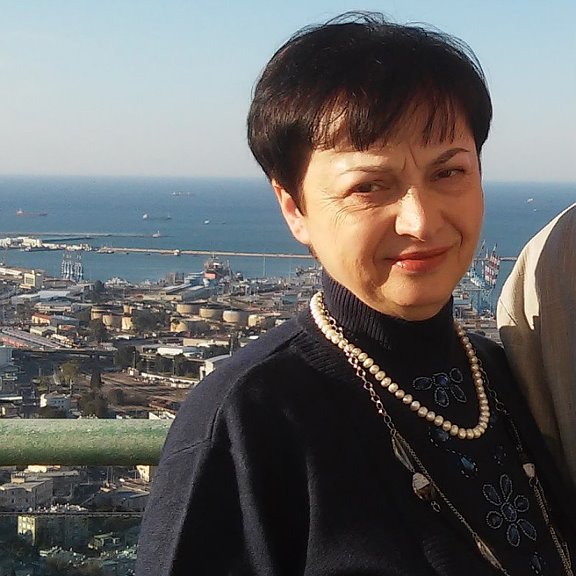 Стихотворение про лену смешные. Ленка приколы. Таня мем. Таня мем. Из дома утром вышла ленка с таким трагическим.