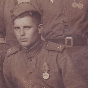 Фотография "Руденко Александр Федорович---1944г--на этой фотографии-ему 20 лет--Все войну прошел разведчиком--На Рейхстаге оставил свою надпись"